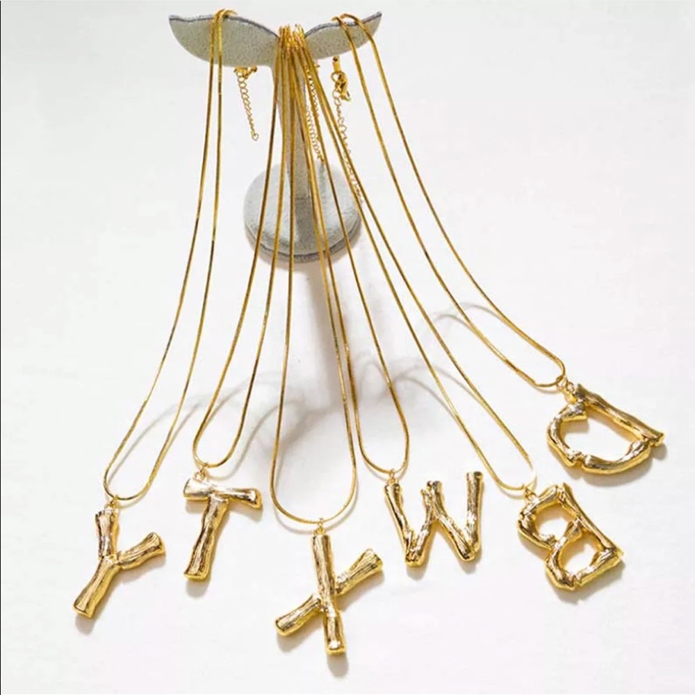 Statement monogram necklace in R - Picture 2 of 8